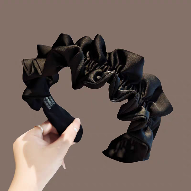 The new black pleated hairband for women features a high head top that accentuates the face. The small headband is fashionable, elegant and stylish, and the hair clip is a headpiece detail image 2