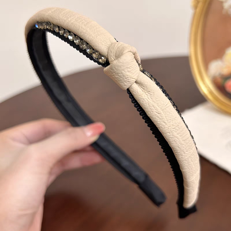 The 2025 new water diamond style is versatile for going out, with a high-end and elegant look. It features a women's headband, a hair clip, a hair tie, and a hair accessory Item Picture