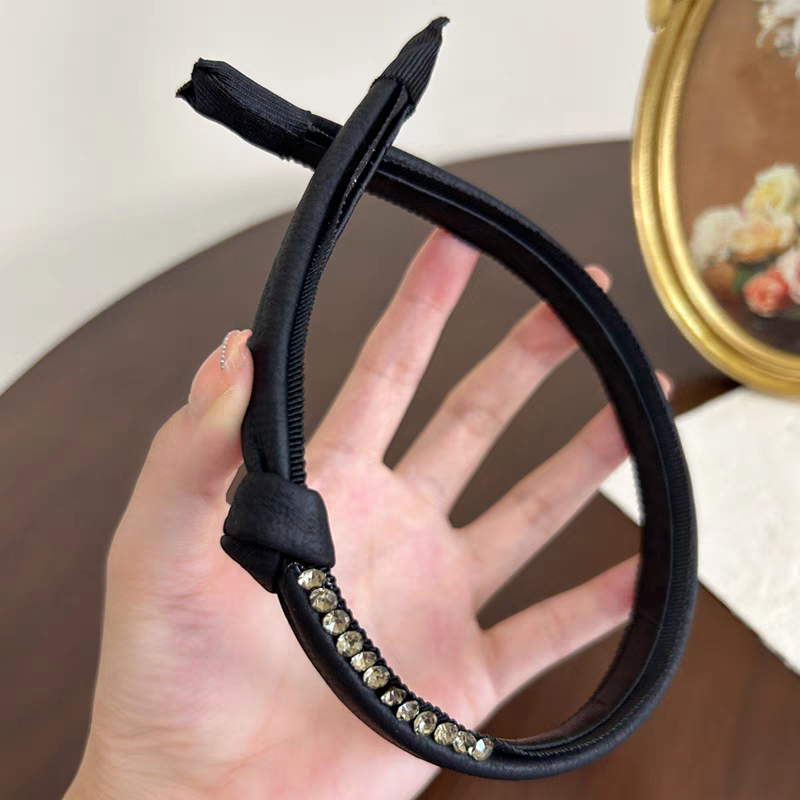 The 2025 new water diamond style is versatile for going out, with a high-end and elegant look. It features a women's headband, a hair clip, a hair tie, and a hair accessory detail image 6