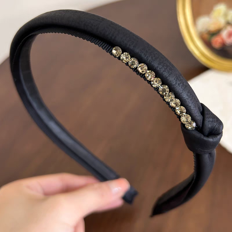 The 2025 new water diamond style is versatile for going out, with a high-end and elegant look. It features a women's headband, a hair clip, a hair tie, and a hair accessory detail image 2