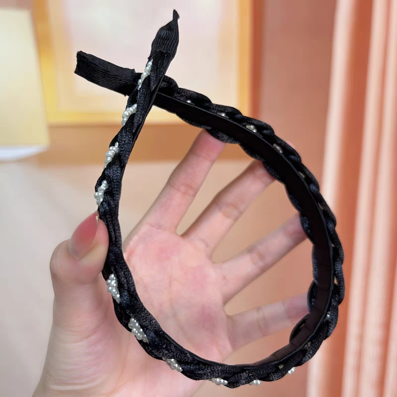 The 2025 new high-end hairband, women's headband, hair clip, hair tie and headpiece are all pearl-like, stylish and versatile for going out detail image 3