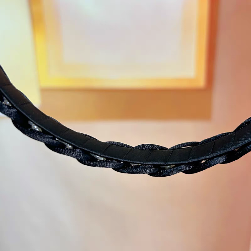 The 2025 new high-end hairband, women's headband, hair clip, hair tie and headpiece are all pearl-like, stylish and versatile for going out detail image 2