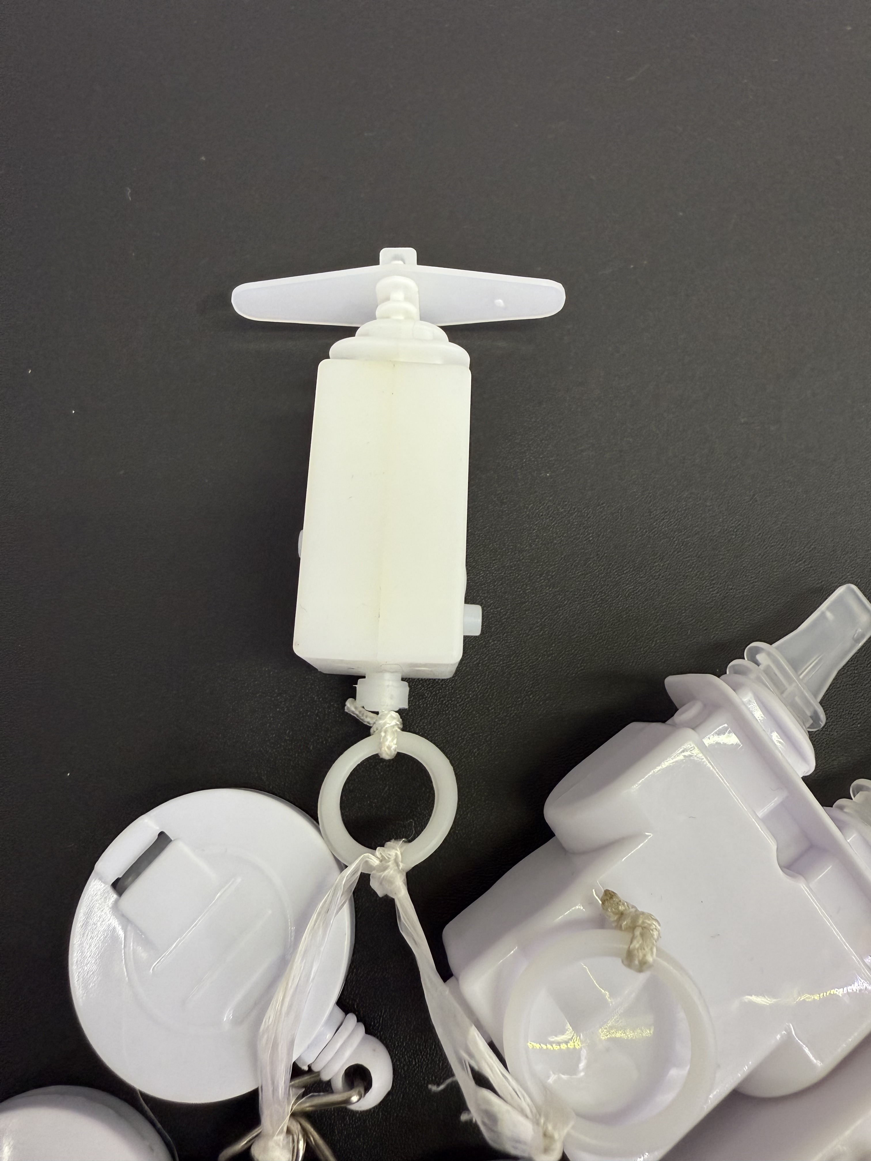 Factory direct sales of toy accessories, string vibration movement, one-line tail with small wings, string movement, winding treasure chest toy movement details Picture