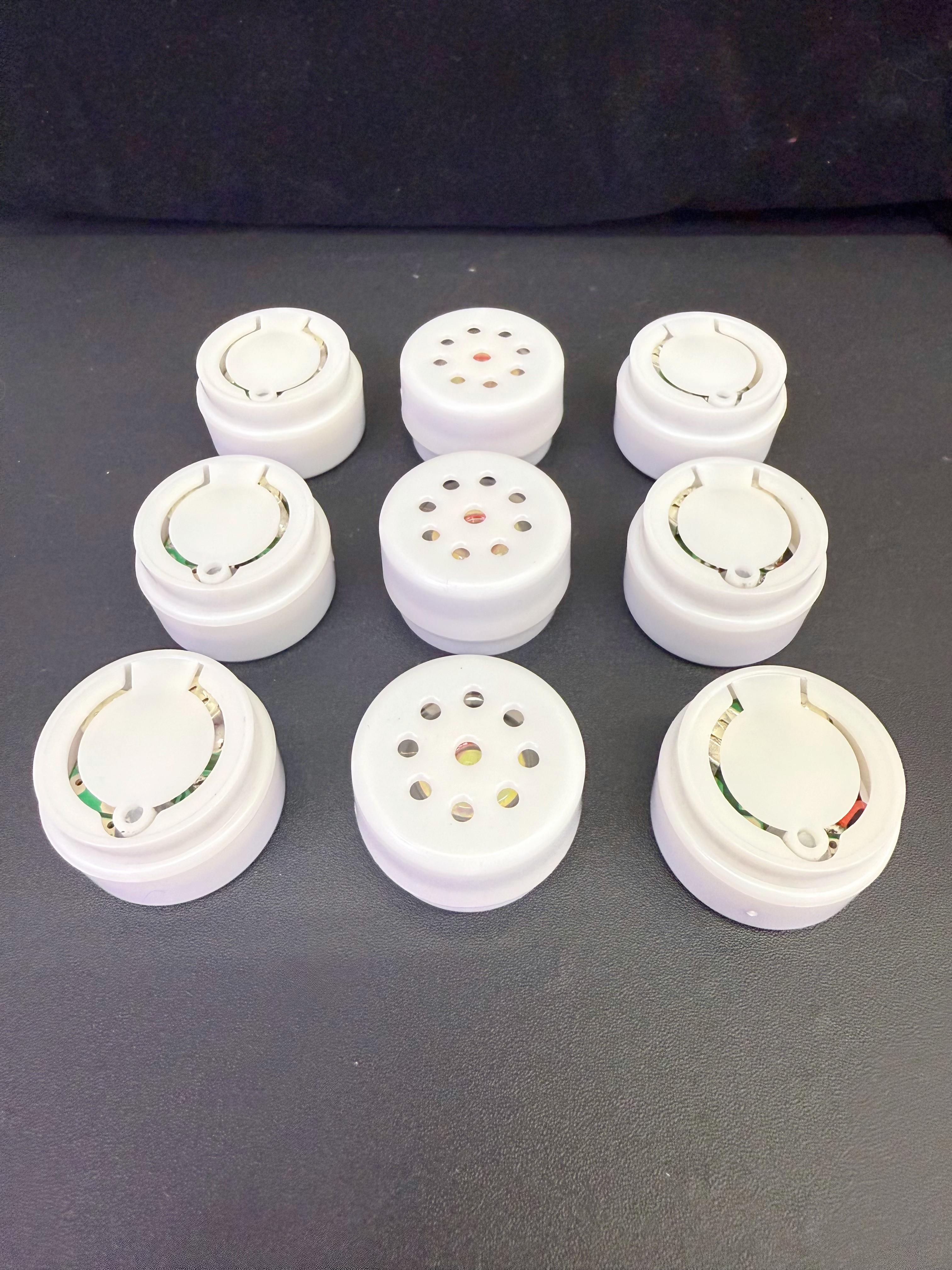 Factory direct sales of toy accessories, medium round extrusion box, press to produce sound musical instrument music box, 1.9*3cm