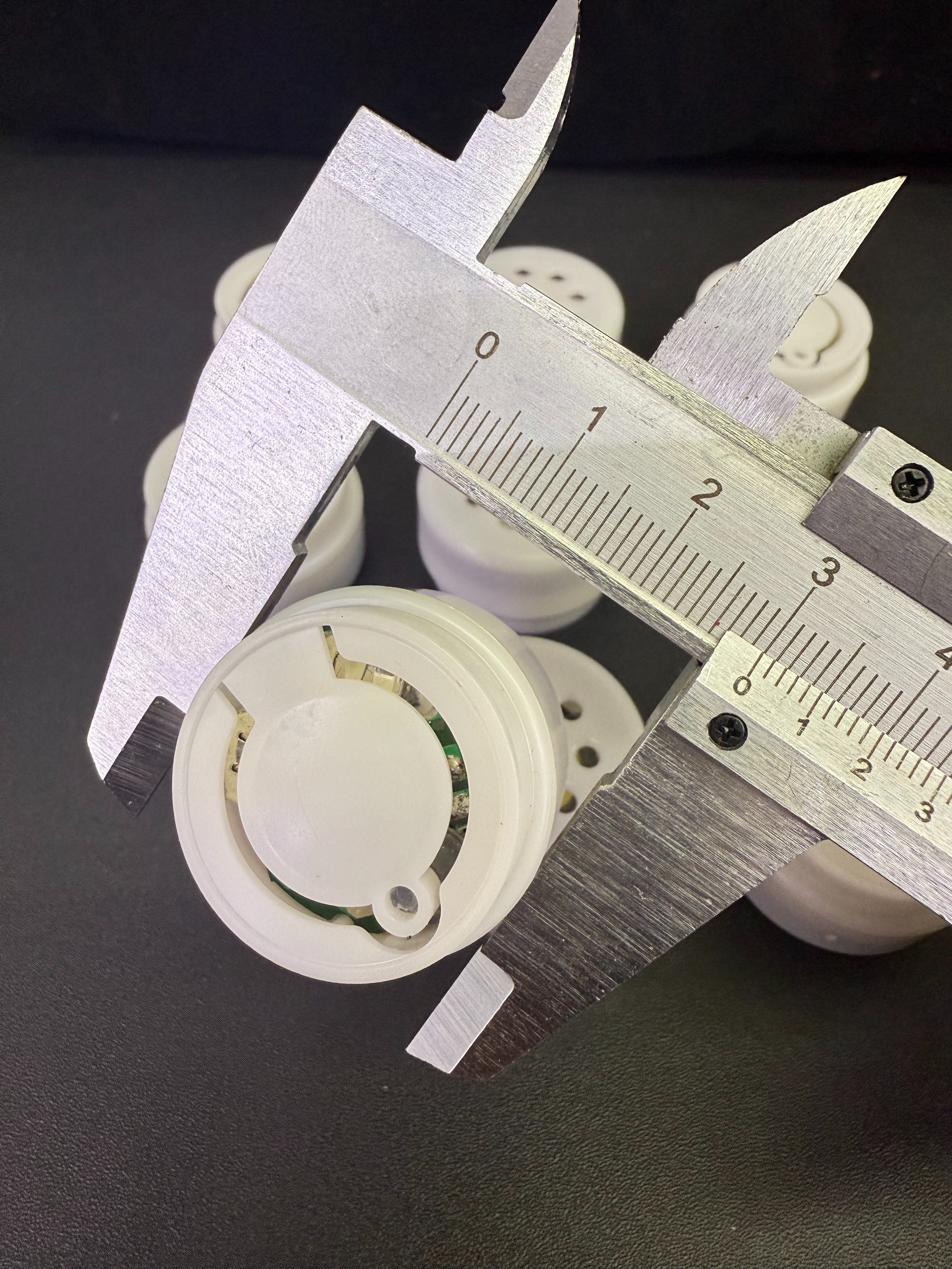 Factory direct sales of toy accessories, medium round extrusion box, press to produce sound musical instrument music box, 1.9*3cm details Picture