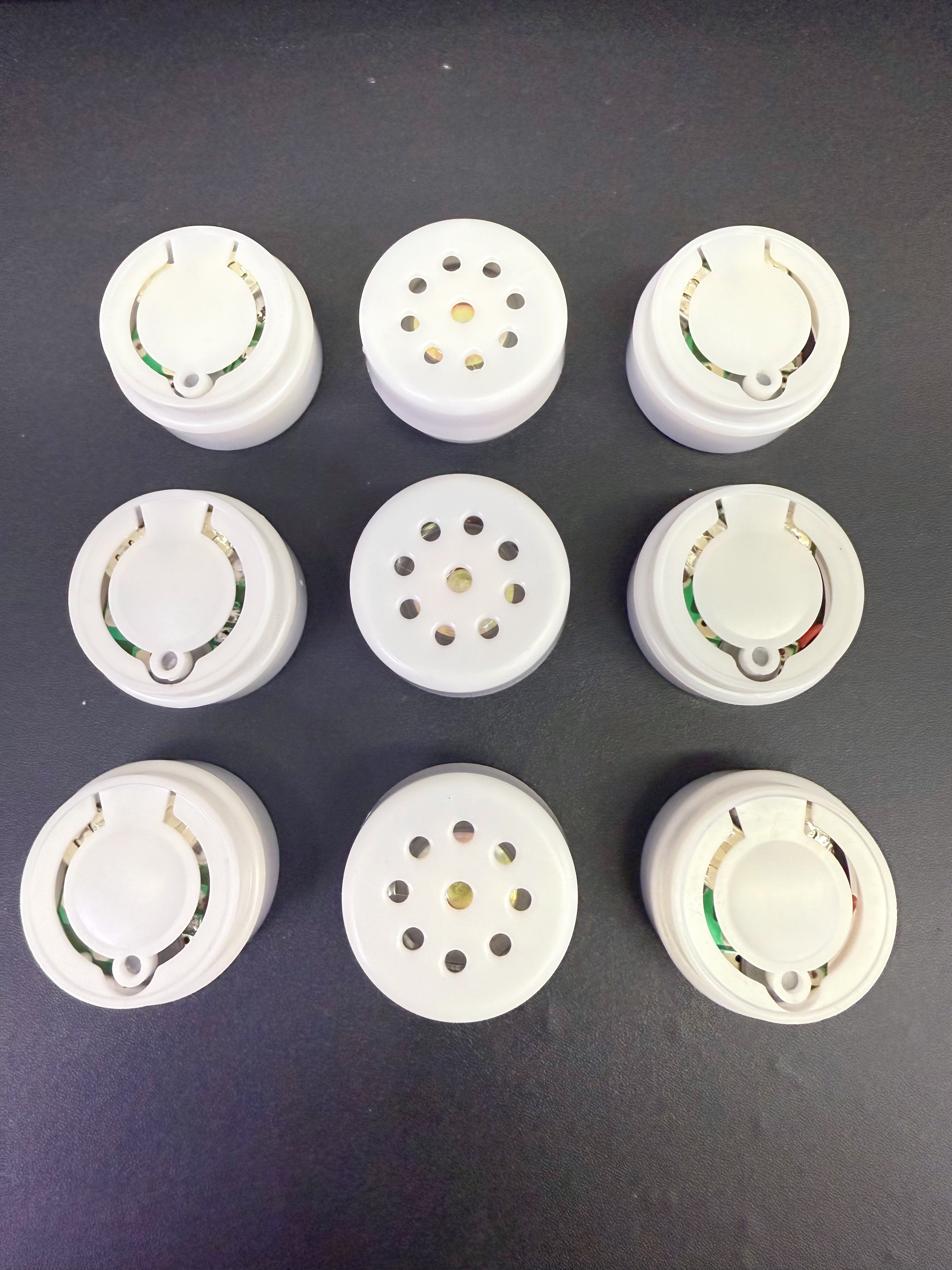 Factory direct sales of toy accessories, medium round extrusion box, press to produce sound musical instrument music box, 1.9*3cm Item Picture