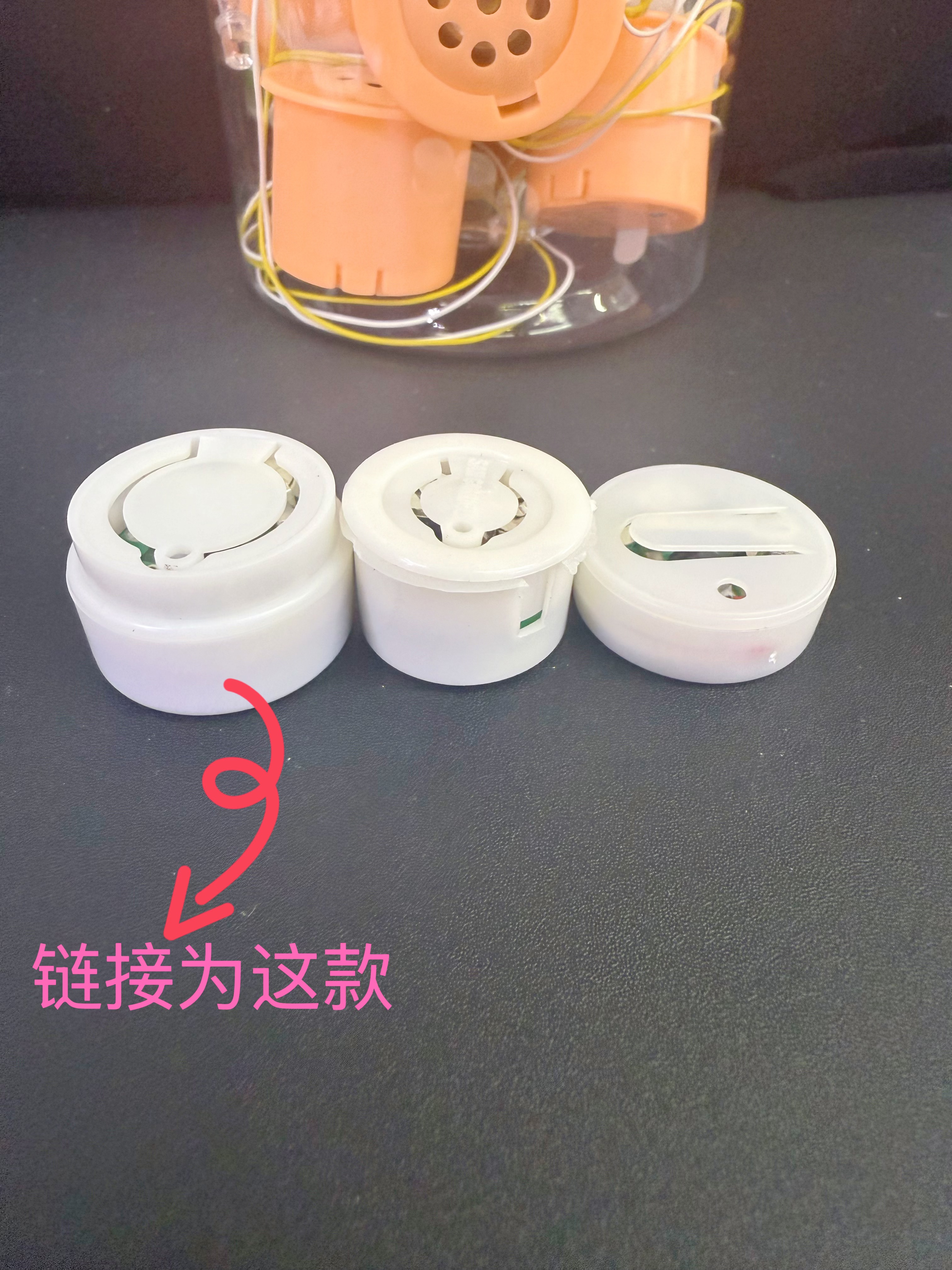 Factory direct sales of toy accessories, medium round extrusion box, press to produce sound musical instrument music box, 1.9*3cm Application Scenario