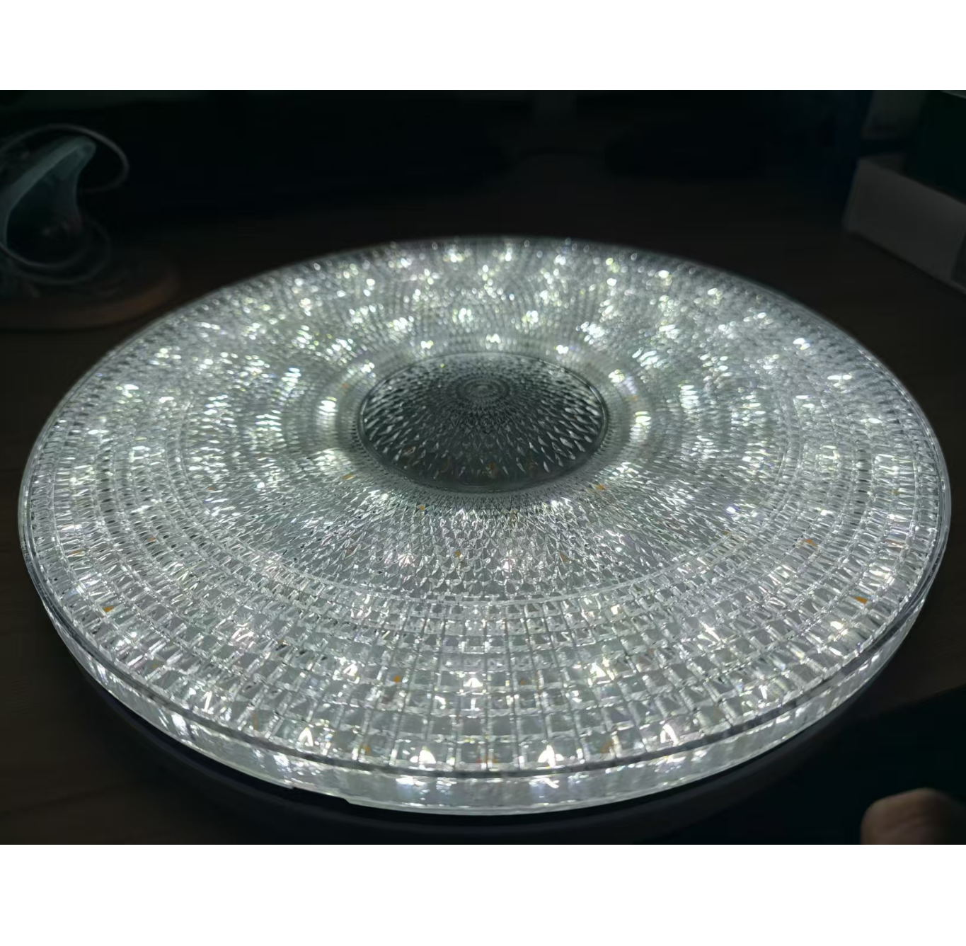 The new LED lamp with a diamond cover, cutting cover and ceiling light, 24W, detachable interface for easy replacement. Three interfaces are available for selection Specification image