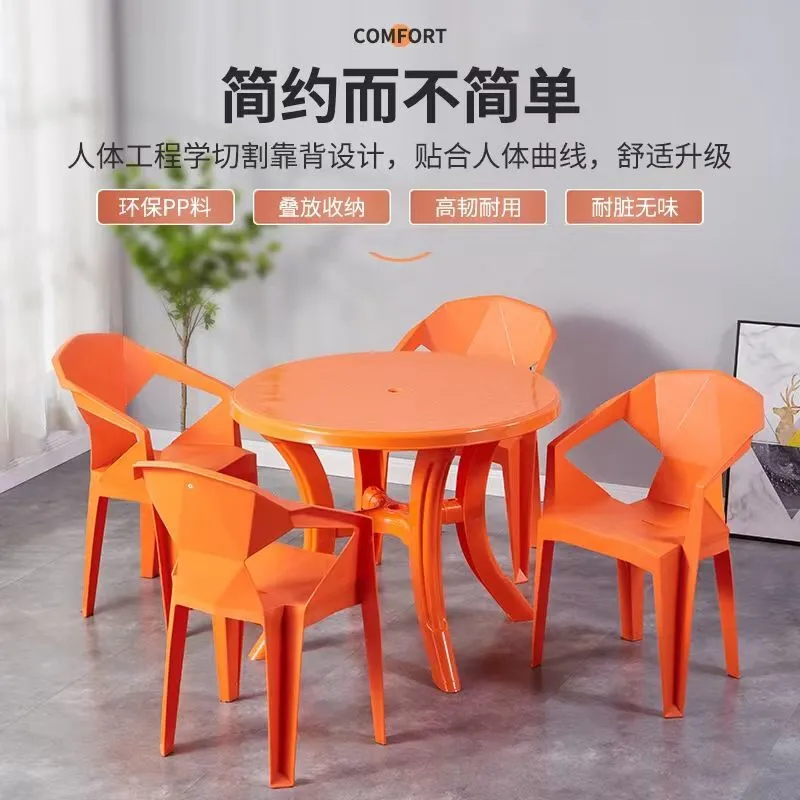 كراسي سميكة مصنوعة من البلاستيك مع ظهرها، منضدة مربعة في الهواء الطلق Specification image