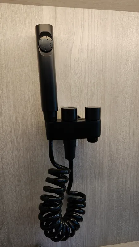 مسدس رش رفيق المرحاض، تحكم مزدوج، صنبور واحد للداخل واثنين للخارج، مسدس رش لتنظيف المرحاض، غسالة للسيدات، رفيق لمسدس التنظيف