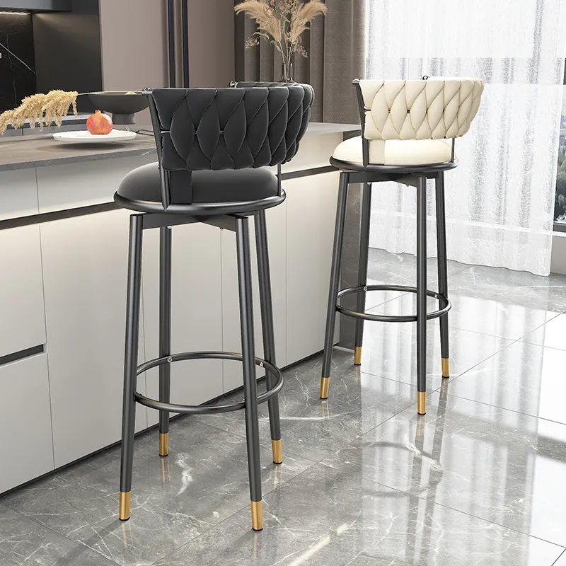 منضدة حمراء على منضدة حلاقة أعلى من كراسي حلاقة في حانات الترفيه Specification image