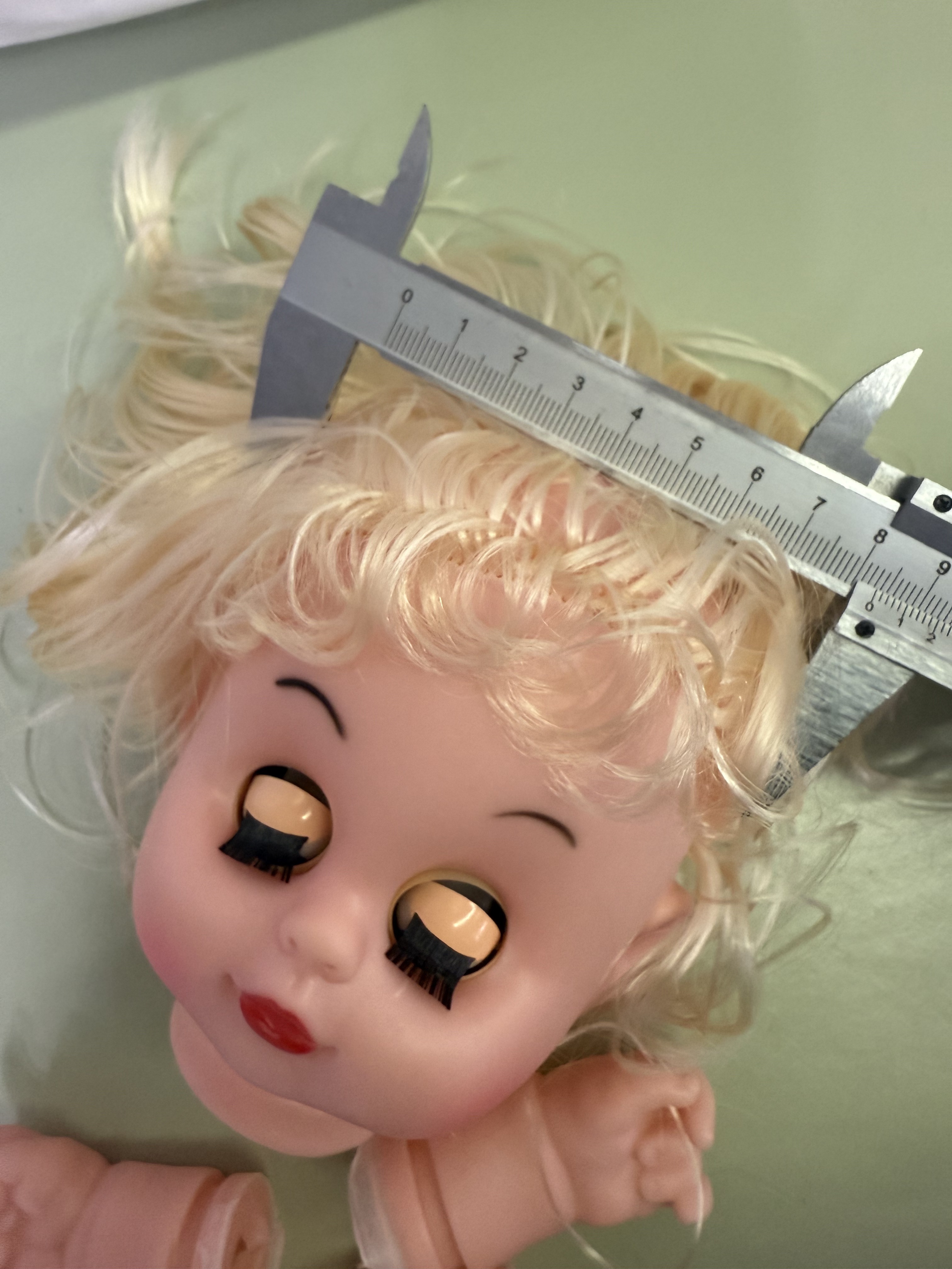 ضع رأس الدمية الممزقة باليدين والقدمين الممزقة العين الممزقة بالشعر المستعار details Picture