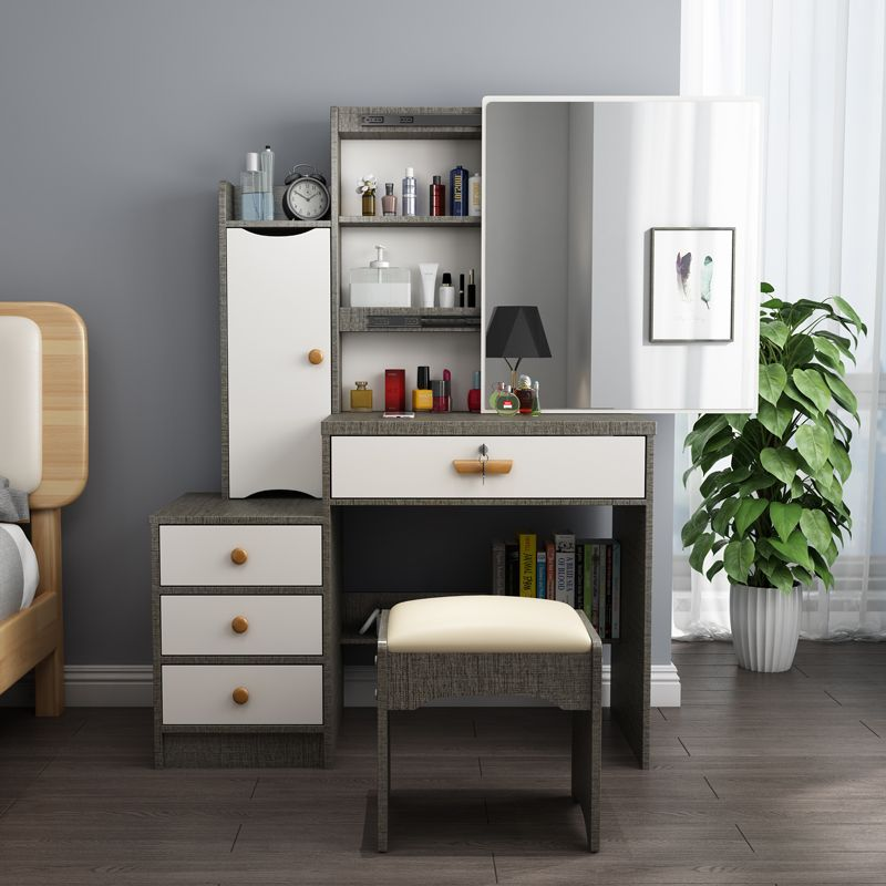 وتحتوي الخزانة الحمراء على خزائن صغيرة في غرفة نوم أميرة فلاكو Specification image