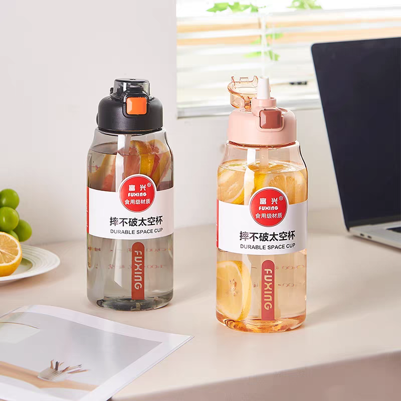 Js706 Summer Men's and Women's Travel Cup, Outdoor Simple and Portable Cup, pc Space Cup, Hand-held Straw Cup, Fitness Plastic Cup 900ml Application Scenario