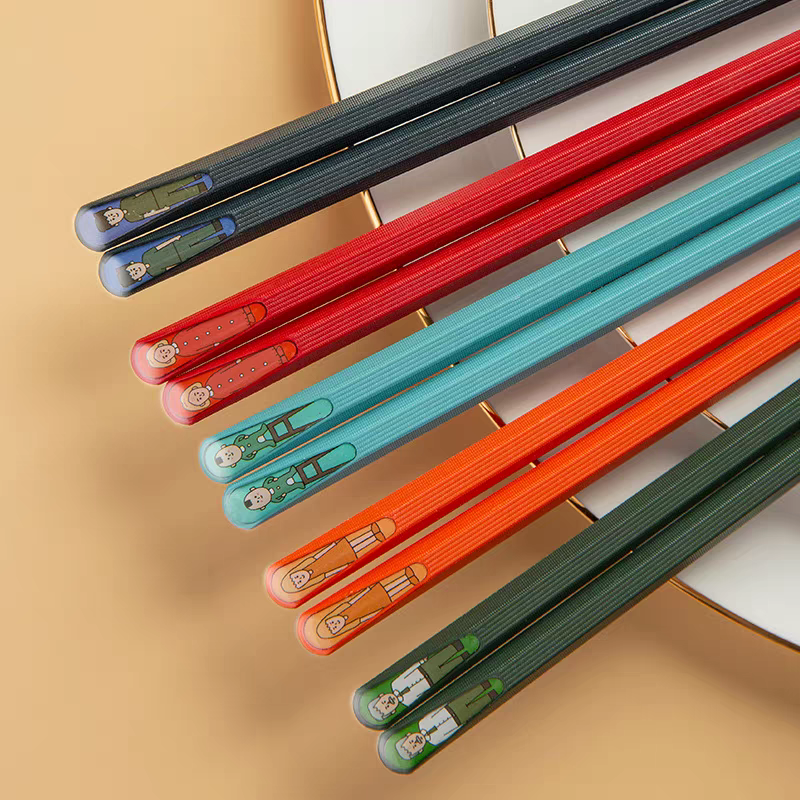 0105 Creative Chopsticks for household use, made of high-grade alloy, antibacterial, anti-mold, heat-resistant, serving separately, one chopstick per person, quick chopsticks, no mold for the family Application Scenario