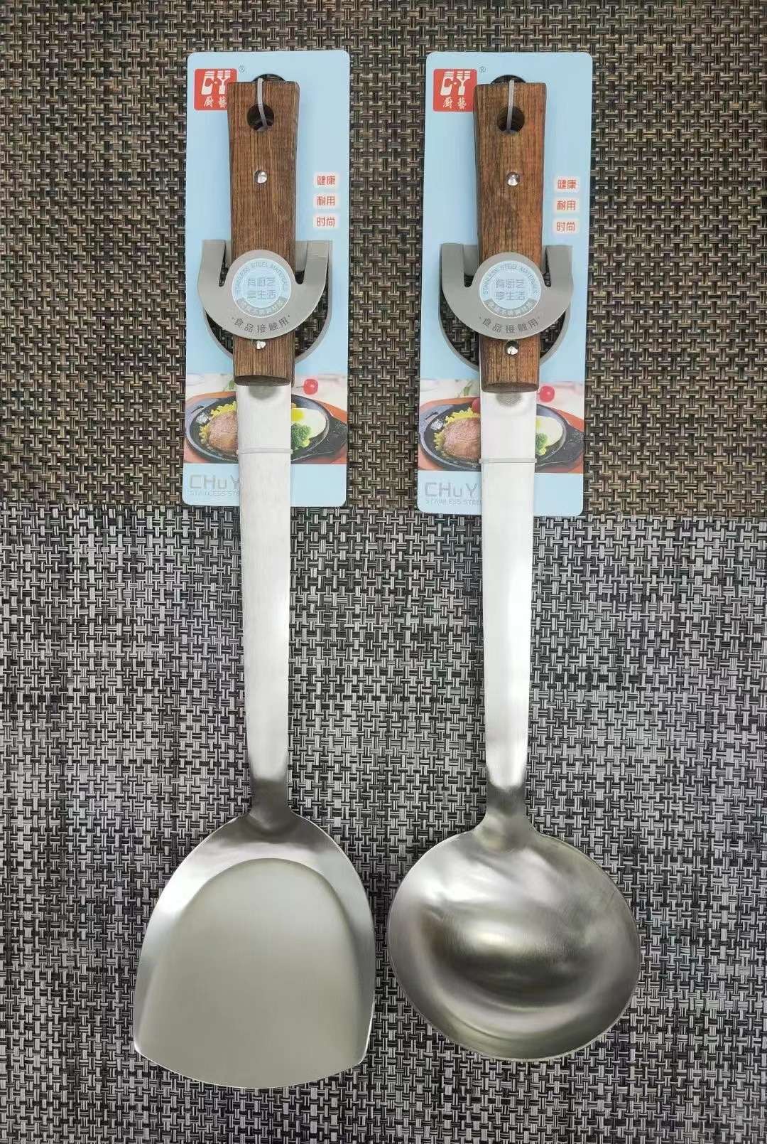 Chinese-style spatula, stainless steel stir-frying spatula, heat-resistant thickened long-handled stir-frying and fried rice spatula, chef-specific stir-frying spoon, large round spatula