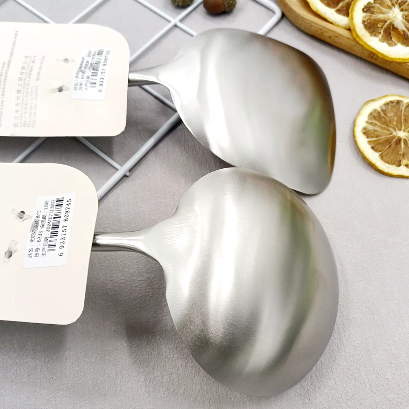 733 silver brick stainless steel handle spoon, household stainless steel kitchenware, pot spoon, thickened large soup spoon, stir-frying spoon Application Scenario