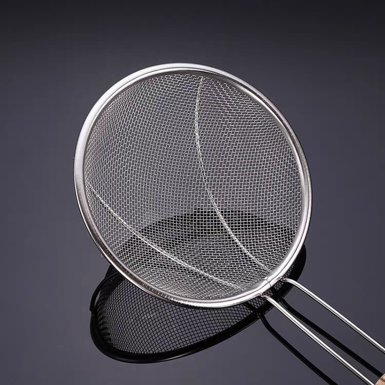 16cm stainless steel close-mesh wooden handle strainer, large kitchen filter screen, commercial deep-frying noodle scooping, household noodle scooping with strainer Application Scenario