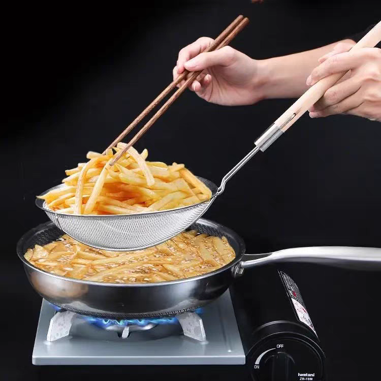 16cm stainless steel close-mesh wooden handle strainer, large kitchen filter screen, commercial deep-frying noodle scooping, household noodle scooping with strainer Specification image