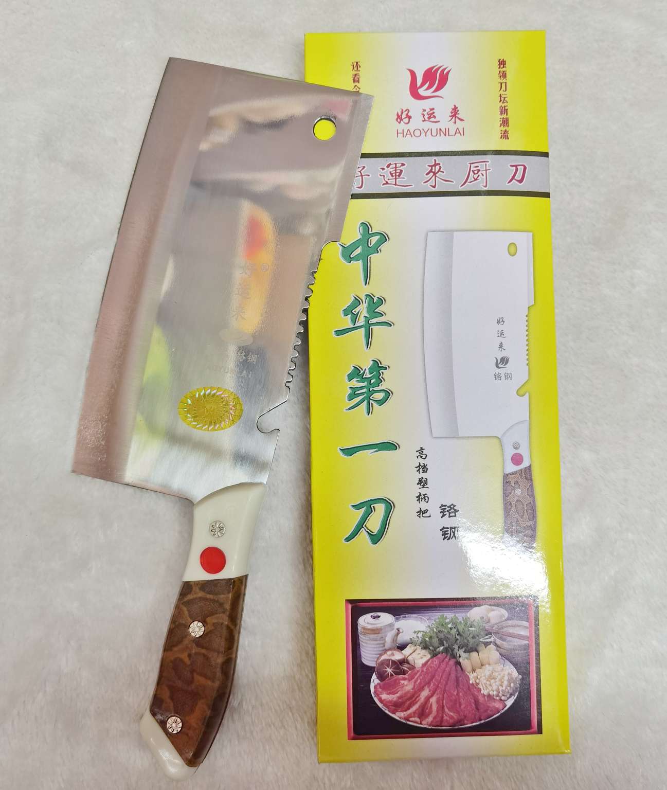 The Chinese knife is a stainless steel multi-functional kitchen knife. It can be used for both bone cutting and chopping, as well as fish scale scraping. It is also a versatile kitchen knife
