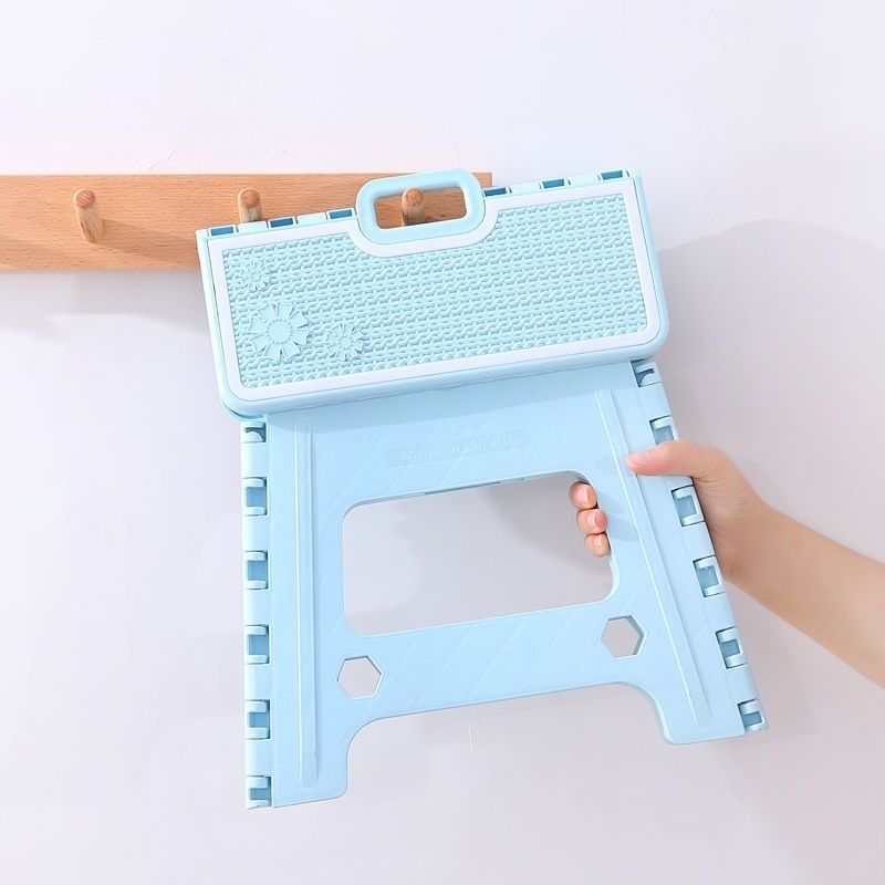 Outdoor plastic folding stools for queuing camping, simple and small household children's chairs, portable hand-held fishing stools detail image 3