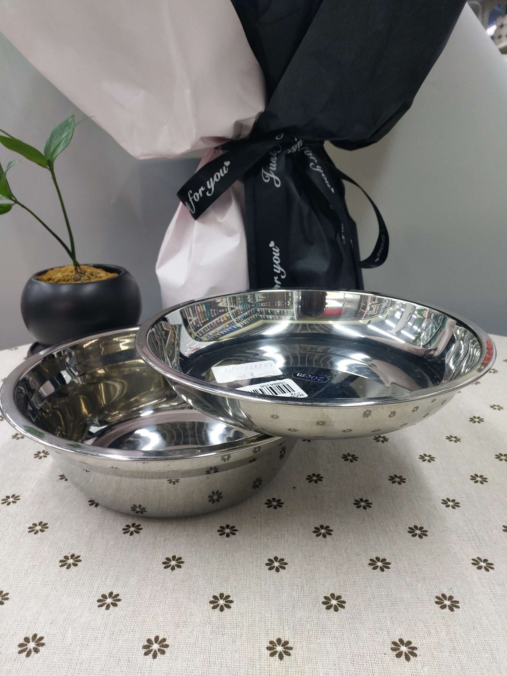 A 20cm thickened stainless steel bowl for one dish and one soup