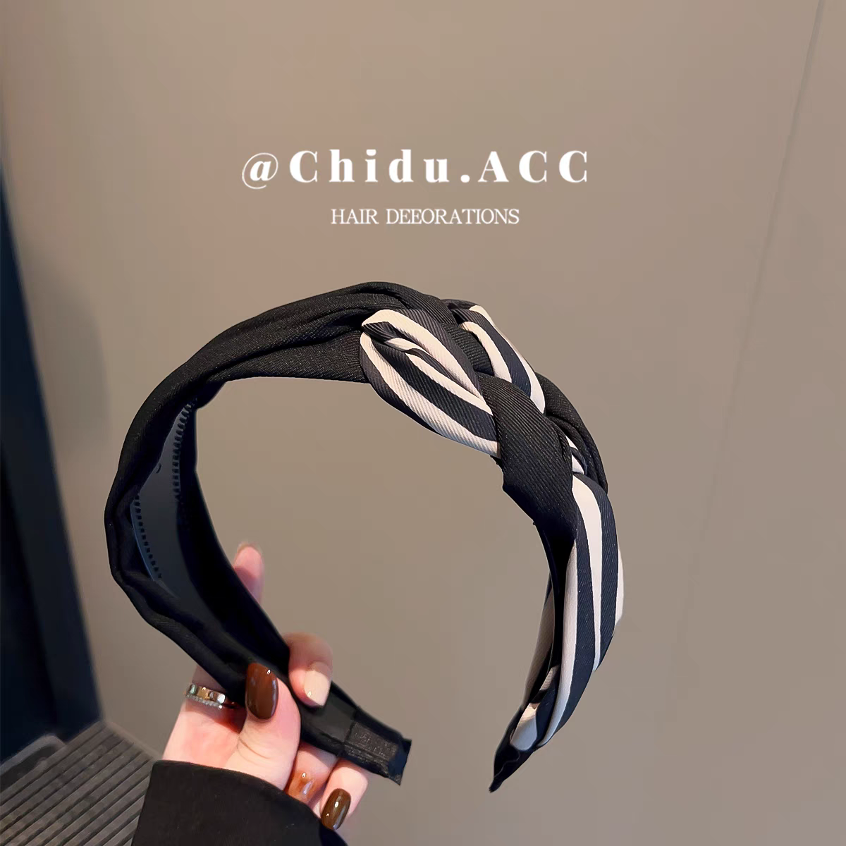 Ladies' fashionable and stylish hair band, French light luxury small chanel-style twisted hair band, 2024 model, anti-slip headband, high-end feel detail image 8