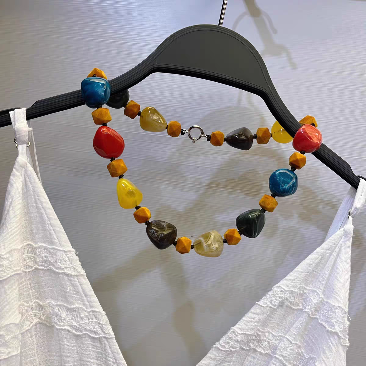 Seven-color resin necklace Application Scenario