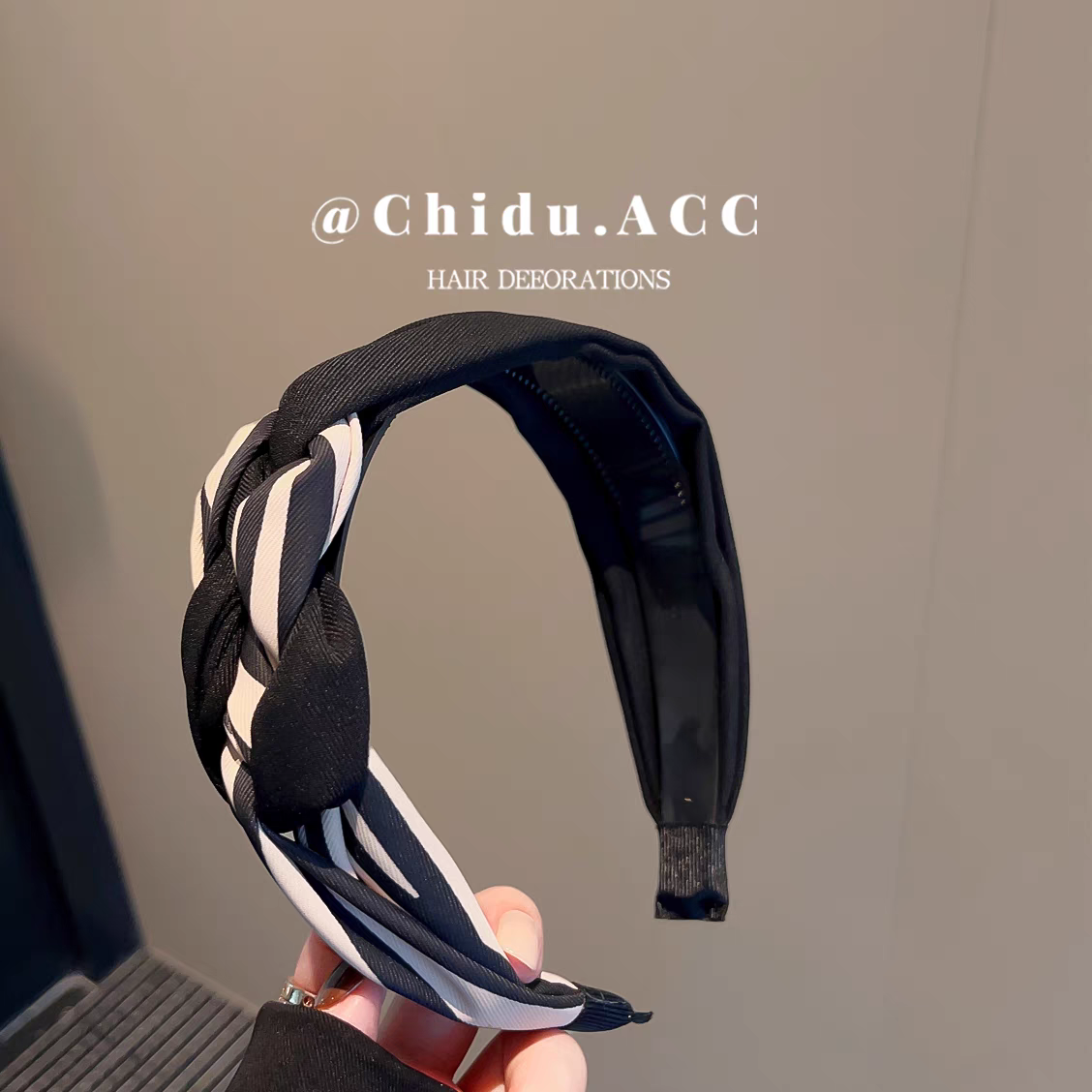 Ladies' fashionable and stylish hair band, French light luxury small chanel-style twisted hair band, 2024 model, anti-slip headband, high-end feel detail image 7