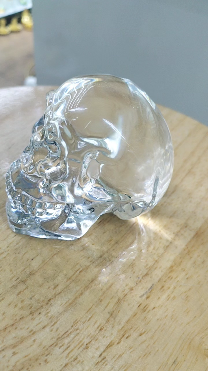 水晶摆件,水晶骷髅头被认为蕴含古老智慧,可能与预言、灵魂或宇宙能量有关,而水晶的纯净感又赋予其新生、转化的意味详情图5