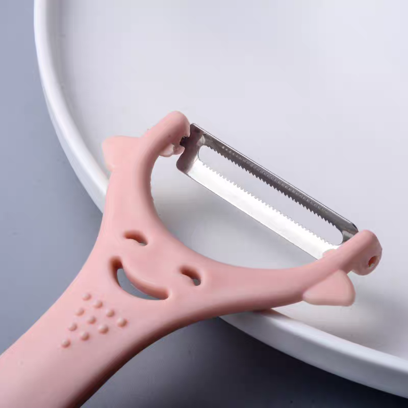 Stainless steel peeler for melon, kitchenware, fruit peeler, plastic handle, household gift, smiling face peeler Application Scenario
