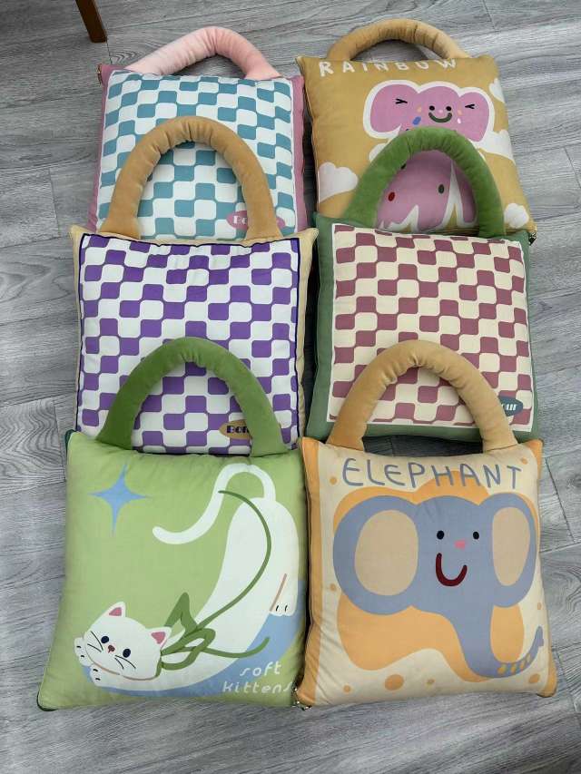 Cartoon hand-held throw pillow, quilt, two-in-one, nap blanket, pillow, air-conditioned quilt, car-mounted folding pillow