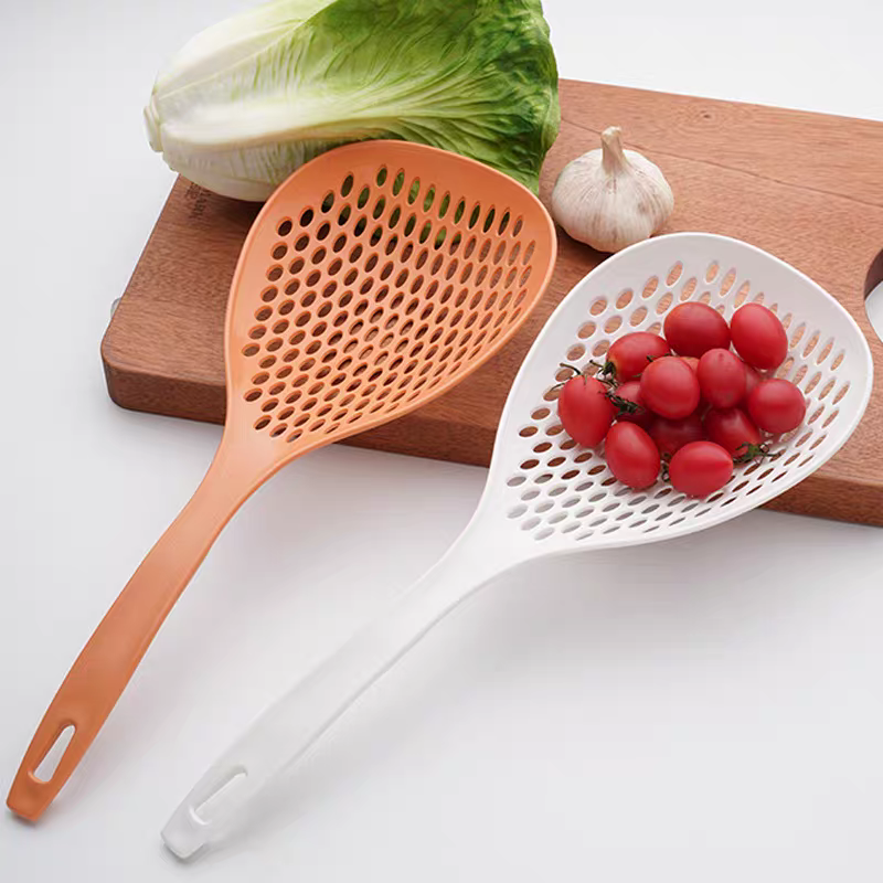 LS-001 Household large strainer, kitchen large noodle scooping spoon, long-handled draining filter screen, hotel hot pot, deep-frying oil separator Application Scenario