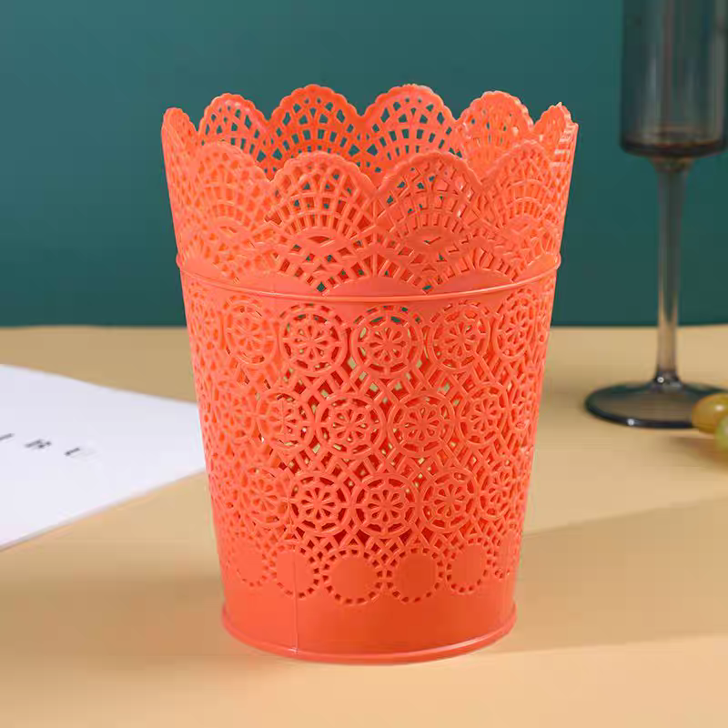 Desktop trash can, cute Internet celebrity mini remote control, storage bucket, storage basket, household plastic trash can, sanitary bucket Application Scenario