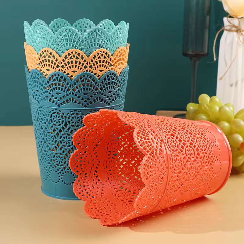 Desktop trash can, cute Internet celebrity mini remote control, storage bucket, storage basket, household plastic trash can, sanitary bucket