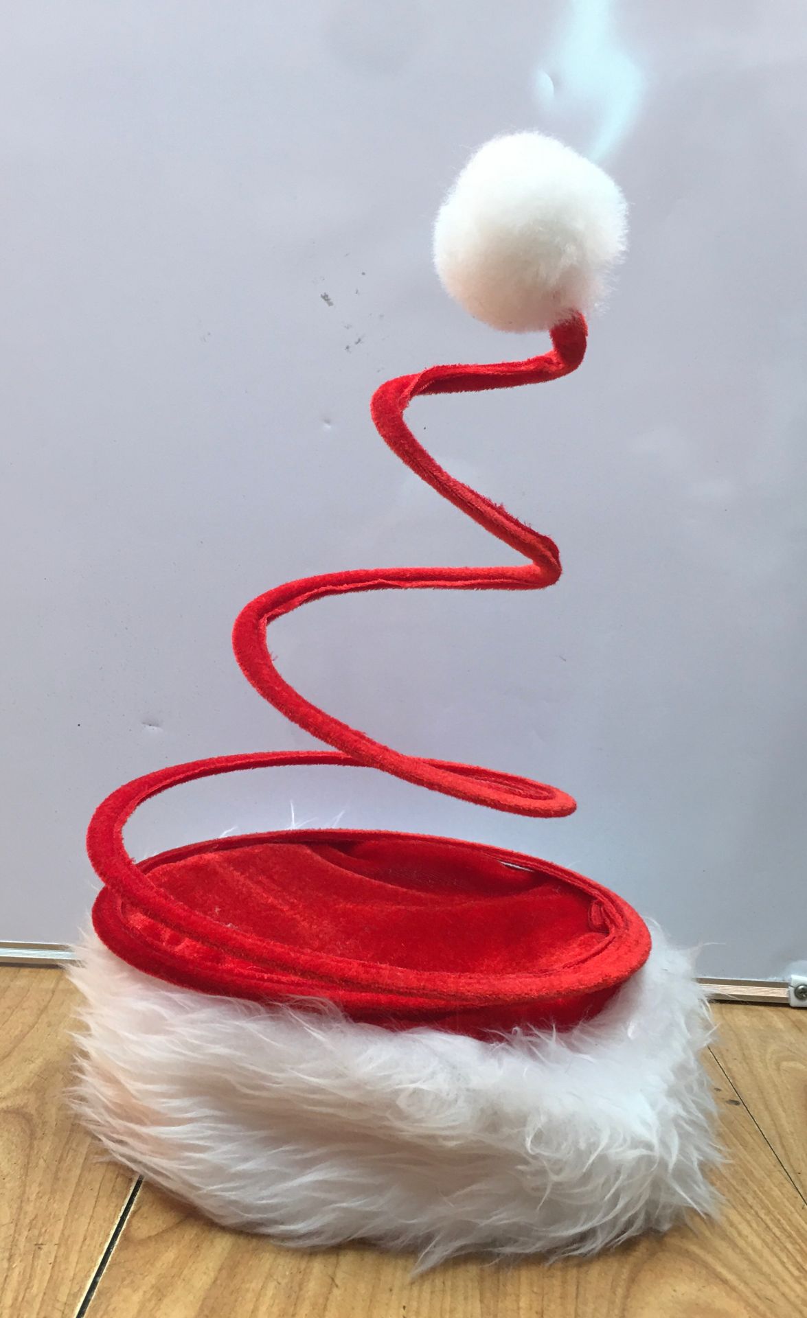 Factory direct sales of spring hats, Christmas hats, Christmas decorations, and pom-pom Christmas hats as gifts Application Scenario