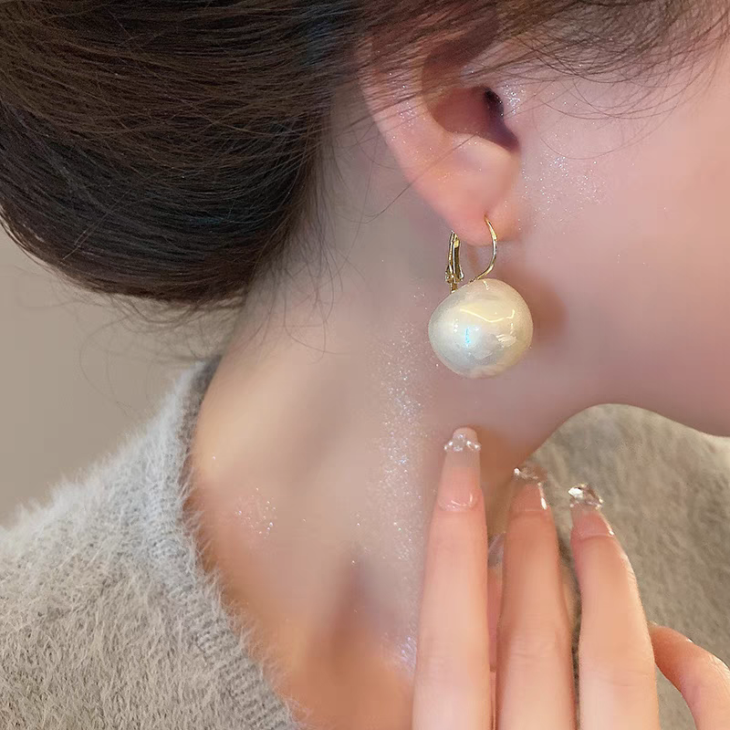Hong Kong-style retro pearl ear buckles with a unique and simple design, high-end commuting earrings, recommended by a popular blogger detail image 2