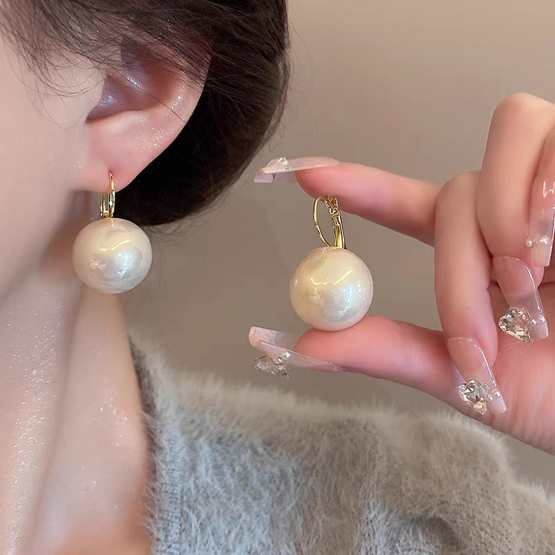 Hong Kong-style retro pearl ear buckles with a unique and simple design, high-end commuting earrings, recommended by a popular blogger details Picture