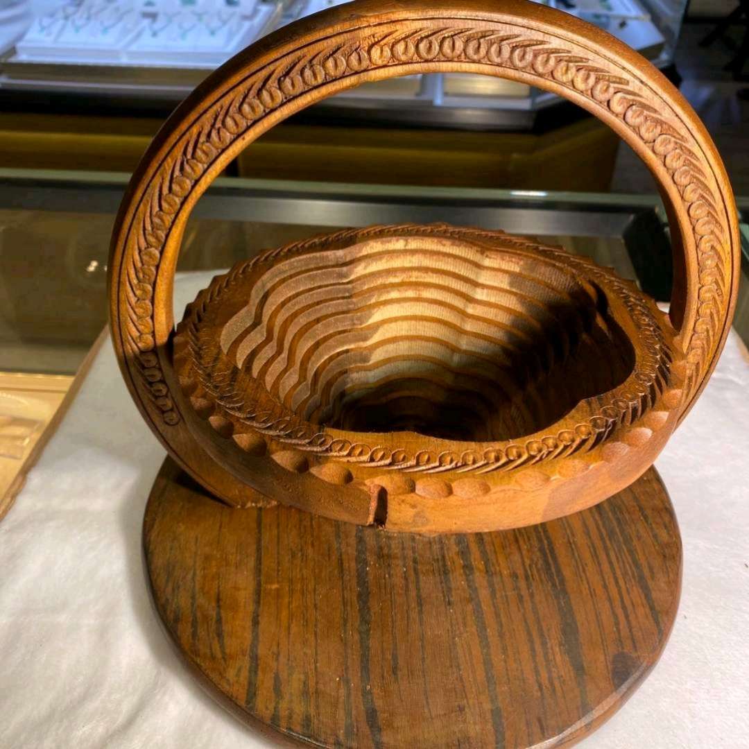 A Pakistani rosewood fruit basket is a great gift for friends and best friends Application Scenario