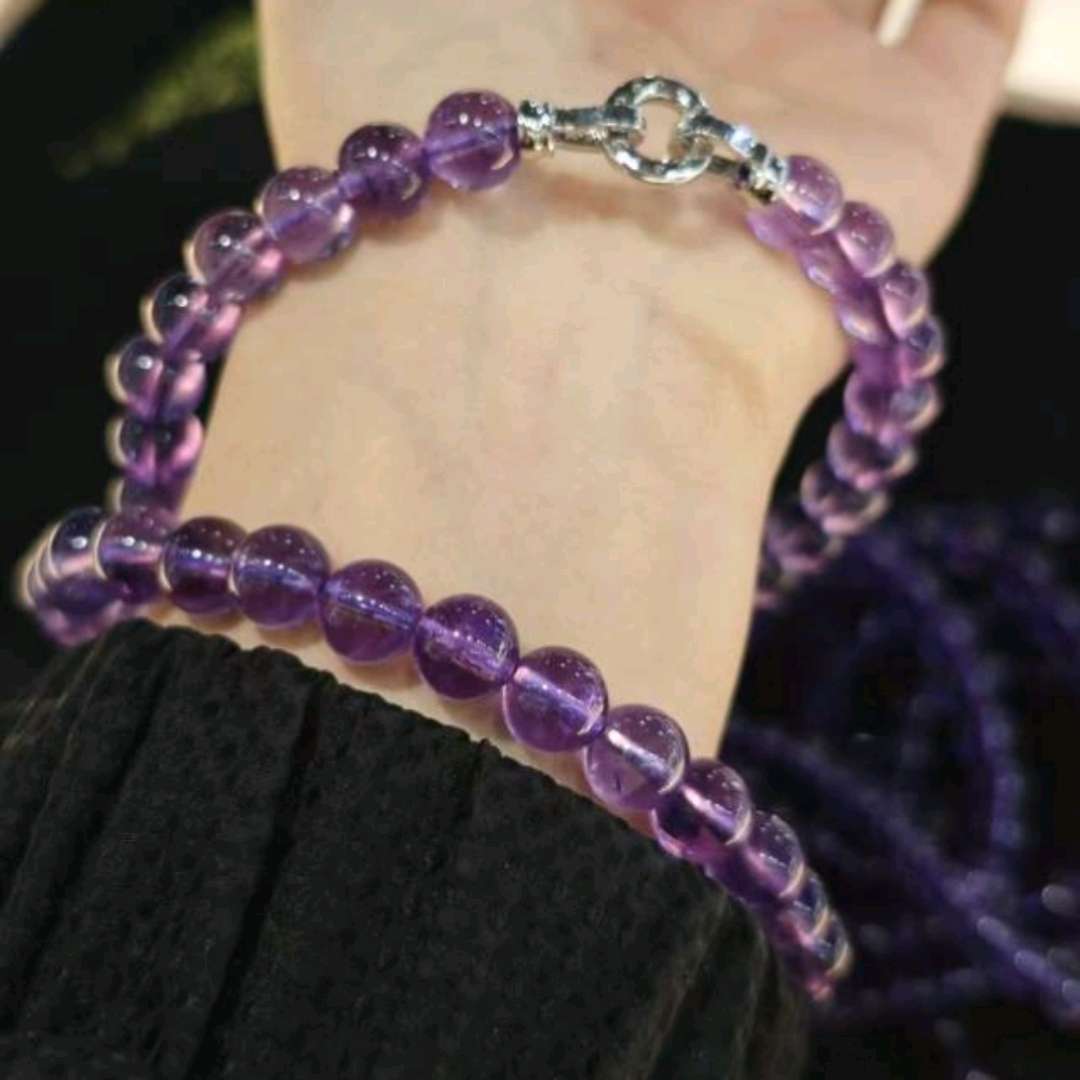 Amethyst bracelet with a single circle of crystal violet color, a simple couple gift for your girlfriend Application Scenario