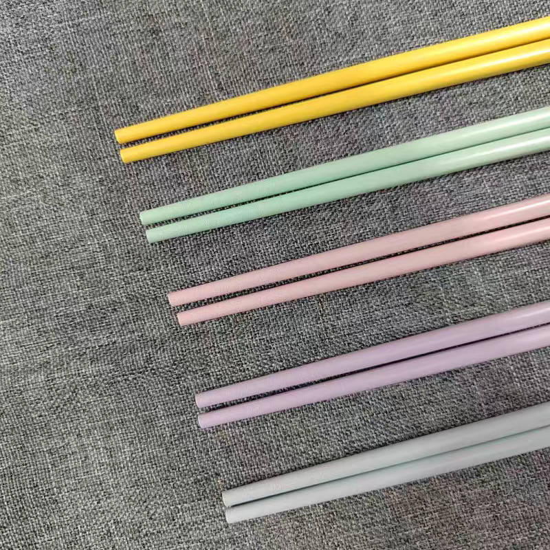 The colorful fish and colored alloy chopsticks are heat-resistant, moldy and non-slippery. They are high-end household chopsticks Application Scenario