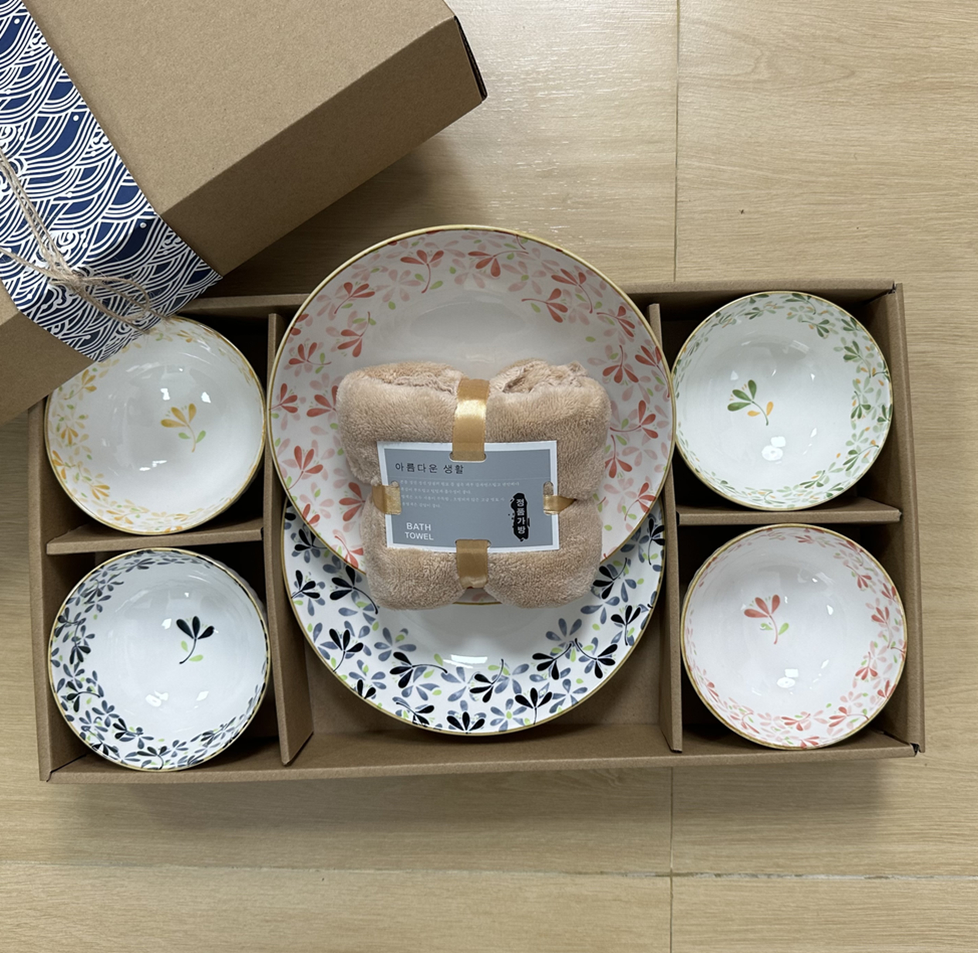 4 bowls, 2 plates, 1 square towel Flower FH-4B2P1T