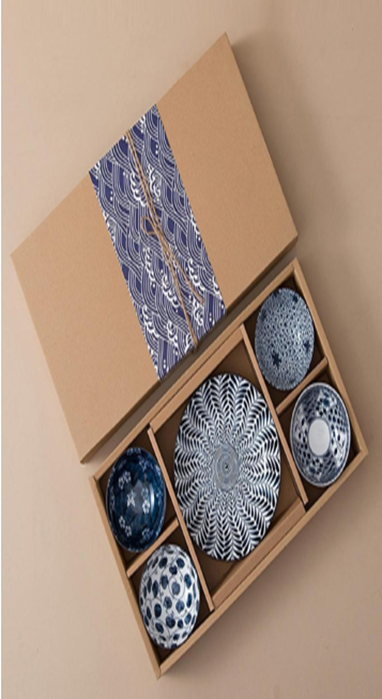 Four bowls and a plate of new blue and white porcelain with a large cowhide waist seal. NPDYF-076806-1