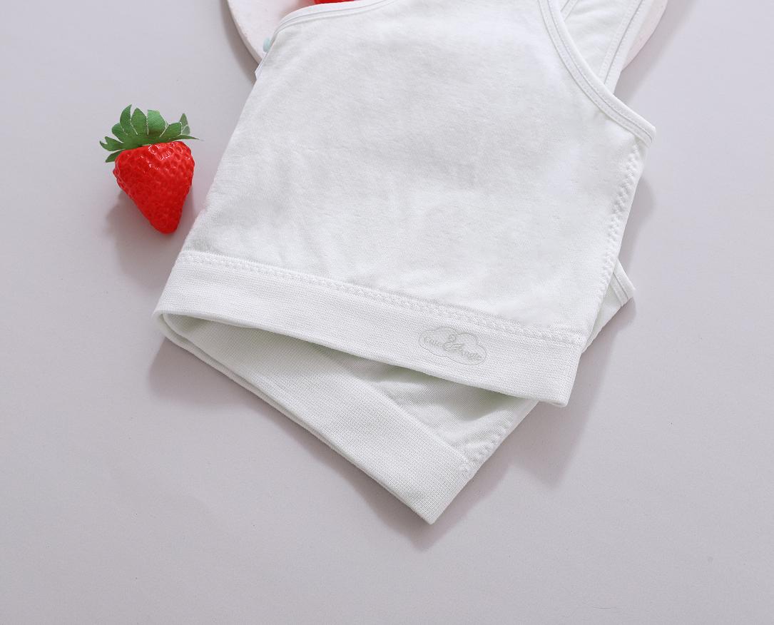 Underwear for girls in their growth period, seamless wide shoulder straps with cotton and anti-bump points, student vests Application Scenario