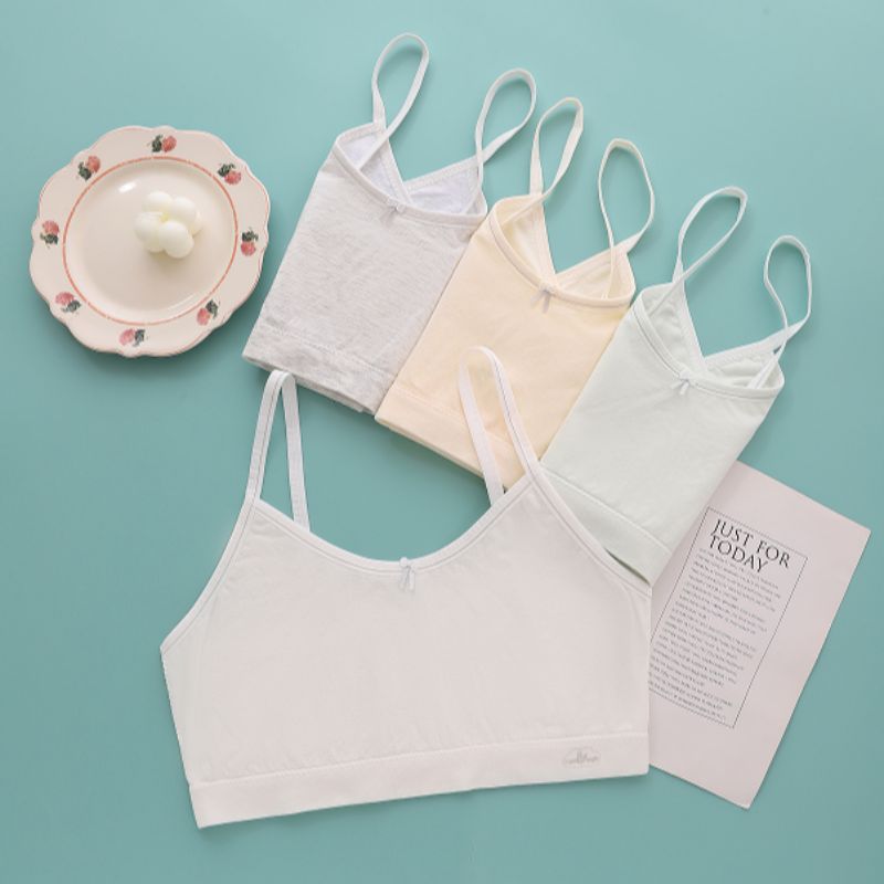 This is a seamless, comfortable, elastic, light and thin summer strappy vest for primary and junior high school students during their growth period full figure