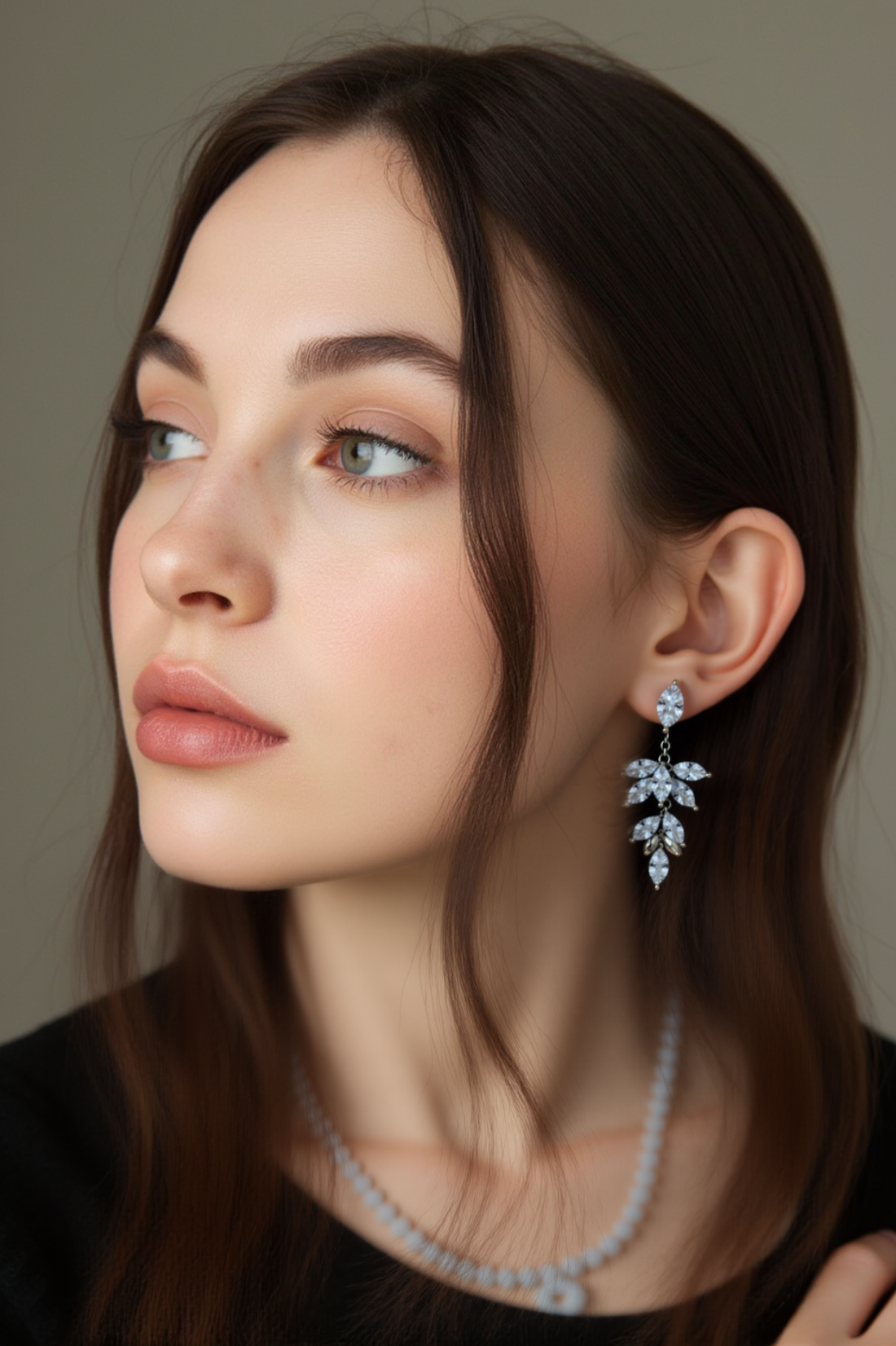 Xuhui brand exquisite and light luxury copper plated with real gold and zircon inlaid 925 silver needle, luxurious leaves, fashionable and elegant stud earrings full figure