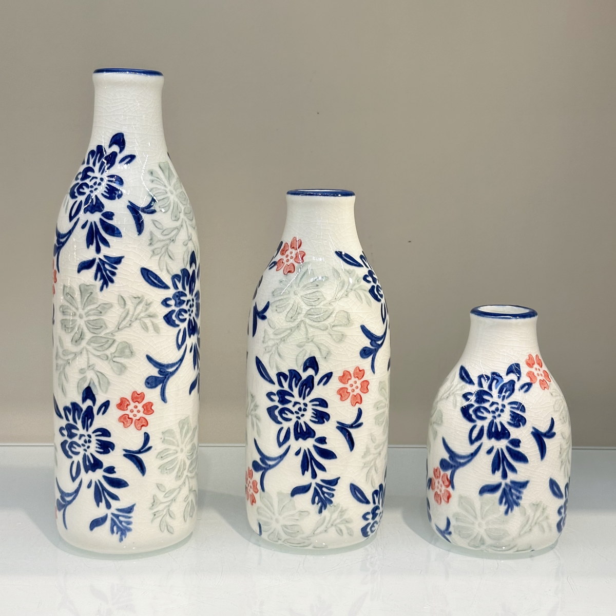 New high-end retro Chinese blue and white porcelain ceramic small vase handicrafts, living room TV cabinet ornaments, dining room entrance table dried flower decorative ornaments Application Scenario