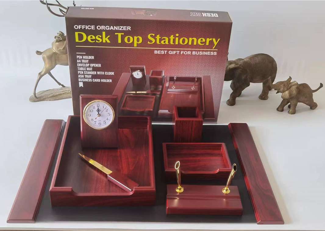 办公台座，裁纸刀，文件夹，台历