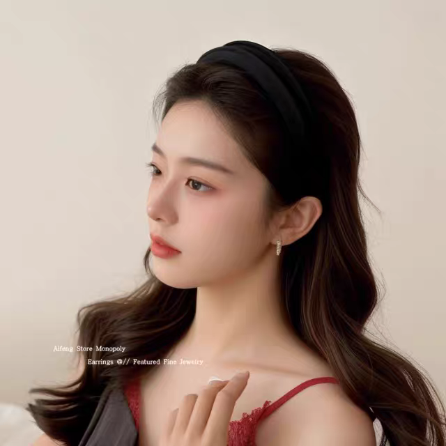 The 2025 new high-end, stylish and fashionable hair band is a must-have for the top of the head, a women's headband, a hair clip, a hair tie and a hair accessory detail image 2