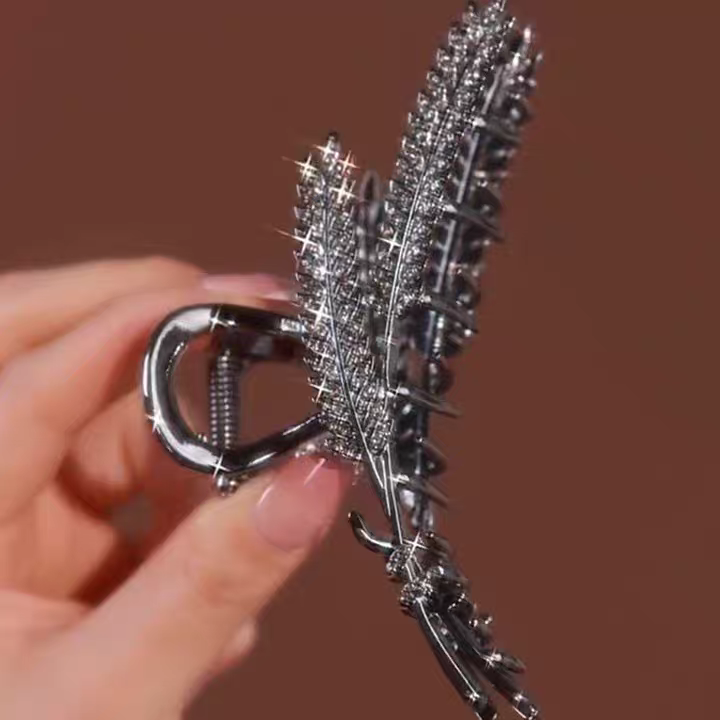 The 2025 new metal wheat ear hairpin exudes a high-end feel. It features a shark clip at the back of the female head, an elegant hair clip and a hairpin headwear detail image 3